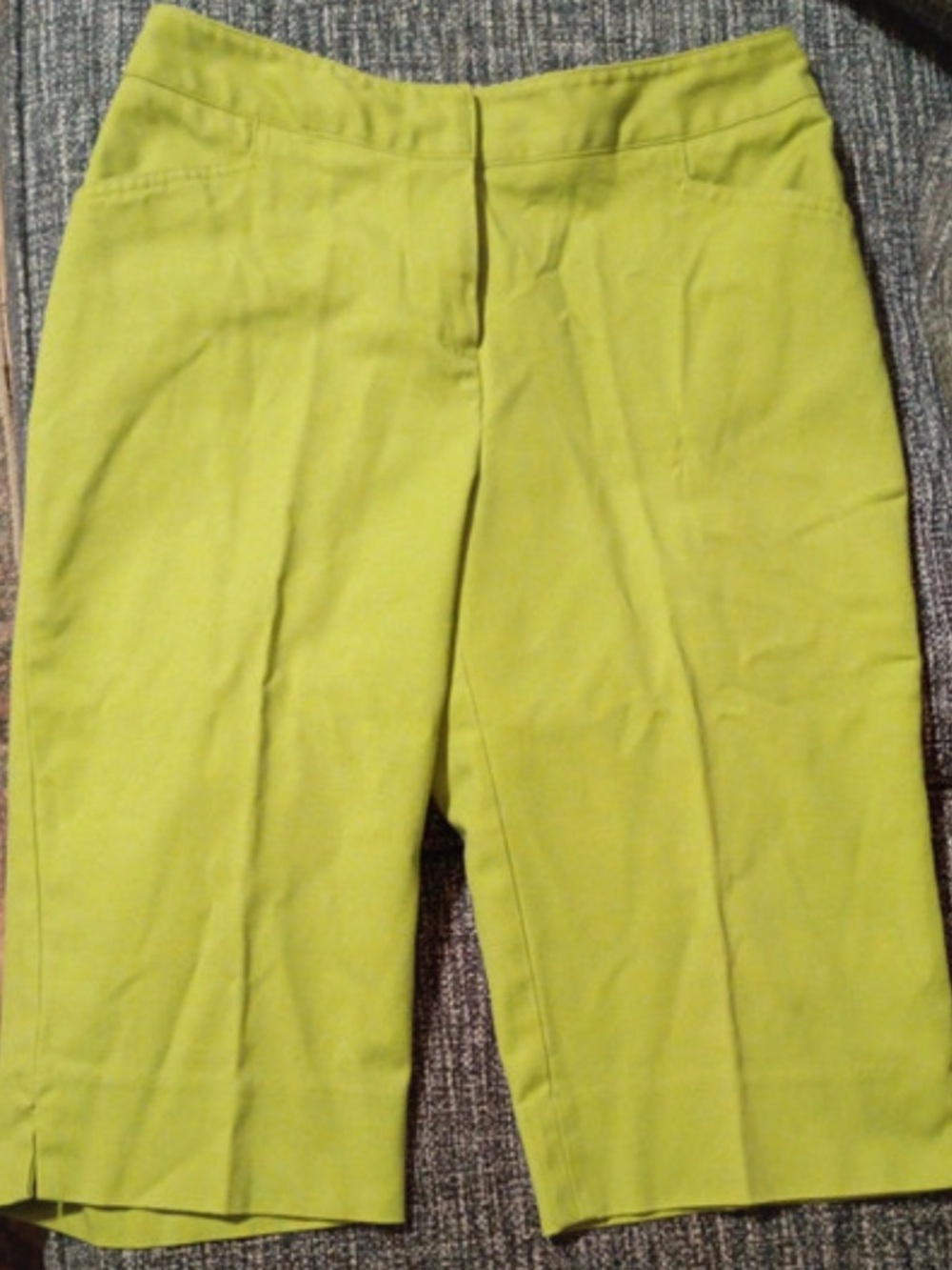 Women’s Lime Green Knee-Length Tailored Capris
